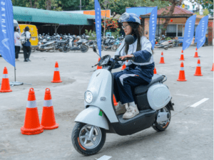 Một học sinh trải nghiệm dòng xe máy điện mới của VinFast