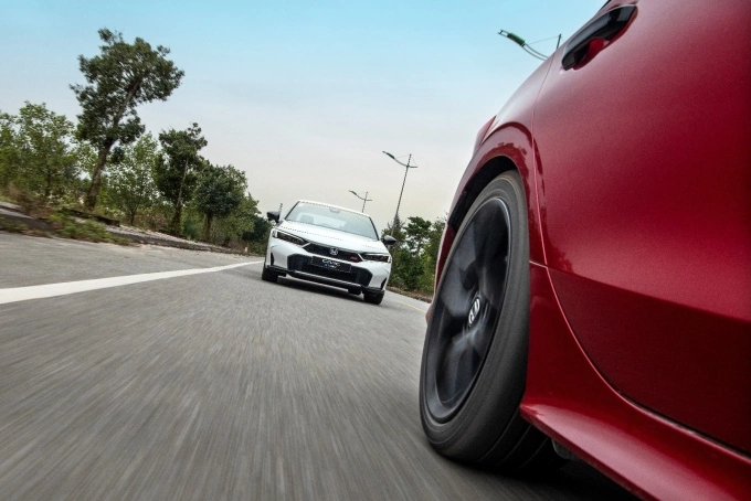 Honda Civic e:HEV RS trên đường phố