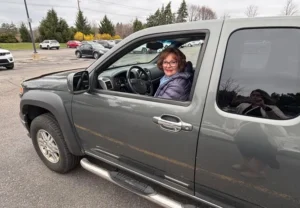 Linda Cauley, 68 tuổi, với chiếc Chevrolet Colorado đời 2010, hôm 31/3 tại Bloomfield Township, hạt Oaklandy, bang Michigan