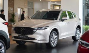 Một mẫu CX-5 VIN 2024 tại đại lý Mazda ở Bình Dương