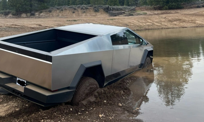 Tesla Cybertruck sa lầy