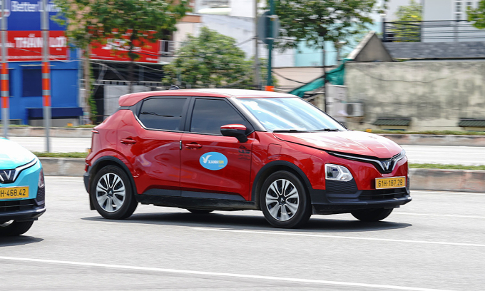 Hai mẫu VF 5 trên đường phố Sài Gòn