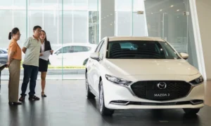 Khách tham khảo xe tại một showroom Mazda ở Bình Dương