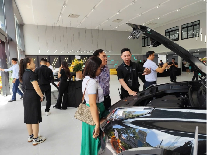 Người dùng tham quan showroom và các dòng xe tại showroom mới