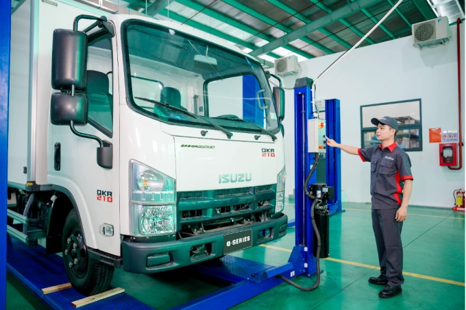 Kỹ thuật viên tại một xưởng dịch vụ Isuzu chính hãng