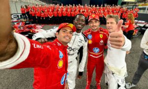 Brad Pitt (áo trắng, ngoài cùng bên phải) và bạn diễn Damson Idris (thứ ba từ phải sang) và hai tay đua F1: Charles Leclerc (thứ hai từ phải sang) và Carlos Sainz tại sự kiện dành cho truyền thông ở Abu Dhabi, tháng 12/2024