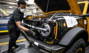 Một công nhân đang lắp lưới tản nhiệt lên mẫu Bronco tại nhà máy của Ford ở Michigan