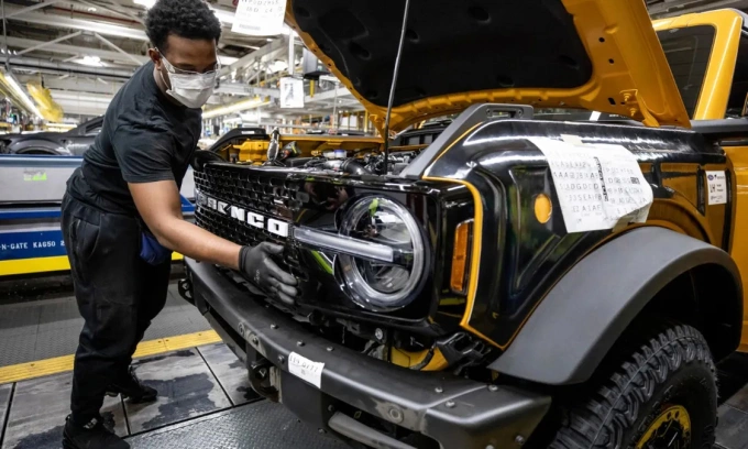 Công nhân Ford lắp lưới tản nhiệt lên mẫu Bronco