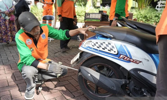 Kiểm tra khí thải xe máy ở Indonesia