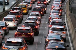 Ôtô nối đuôi trên cả ba làn đường tại New York, Mỹ, vào giờ cao điểm