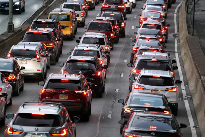 Ôtô nối đuôi trên cả ba làn đường tại New York, Mỹ, vào giờ cao điểm