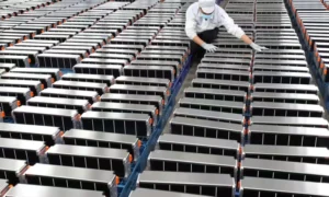 Một công nhân kiểm tra pin xe điện tại nhà máy của Sunwoda tại Nam Kinh, Trung Quốc