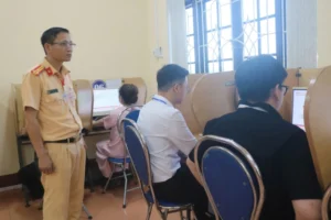 Các học viên tham gia kỳ thi sát hạch lái xe do Phòng CSGT TP Huế tổ chức