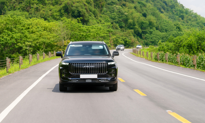 Jaecoo J7 PHEV lắn bánh trên đường Hồ Chính Minh