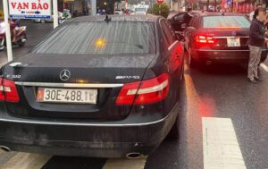 Hai xe Mercedes cùng biển số chạm mặt nhau vào 2021