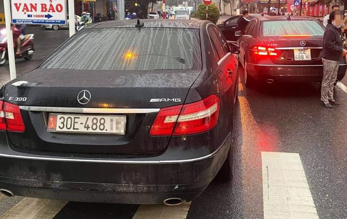 Hai xe Mercedes cùng biển số